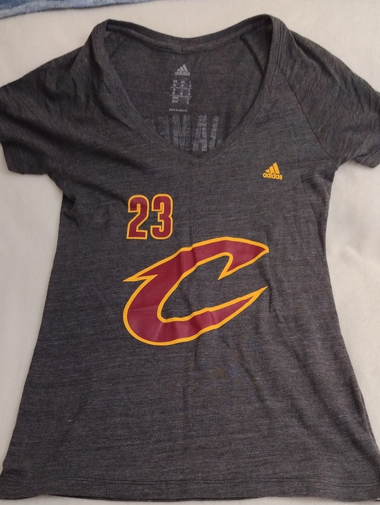 adidas Tops - Adidas Cleveland Cavaliers LeBron James Jersey Shirt Women's Medium